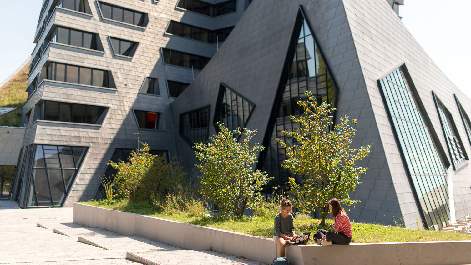 Studierende vor dem Zentralgebäude