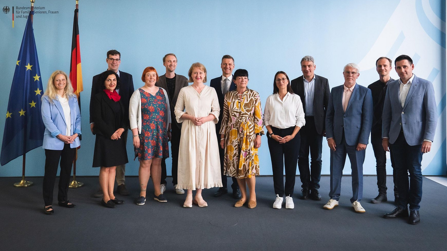 Die Mitglieder der Kommission des 17. Kinder- und Jugendberichts, 5. von links: Prof. Dr. Philipp Sandermann von der LEUPHANA UNIVERSITÄT LÜNEBURG