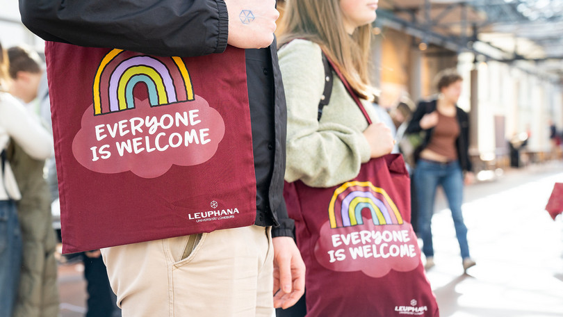 Studieninteressierte mit Welcome-Beutel