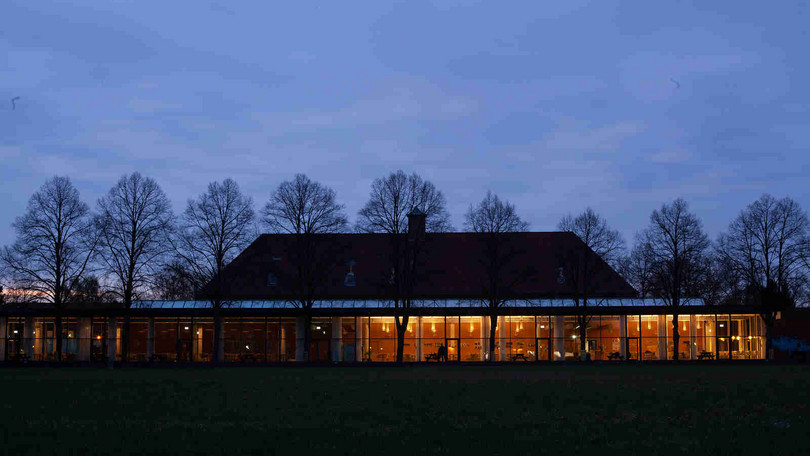 Außenansicht der beleuchteten Mensa