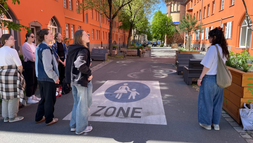 Studierende bei einer Führung im Gostenhof in Nürnberg