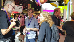Hariet Schellig und Dennis Wohlfeil im Gespräch am Messestand des BMFTR.