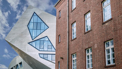 zentralgebaeude_versus_backstein Leuphana Zentralgebäudes im fotografischen Kontrast zu der Fassade eines historischen Backsteingebäudes auf dem Universitätsgelände