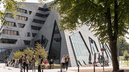 Ansicht_des_Zentralgebaeudes_mit_Studierenden Studierende vor dem Zentralgebäude