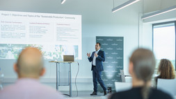 Paul Drews stellt die Leuphana Innovation Community Nachhaltige Produktion vor. Paul Drews stellt die Leuphana Innovation Community Nachhaltige Produktion vor.