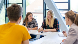 Berufsbegleitender Bachelor Soziale Arbeit für Erzieherinnen und Erzieher Berufsbegleitender Bachelor Soziale Arbeit für Erzieherinnen und Erzieher